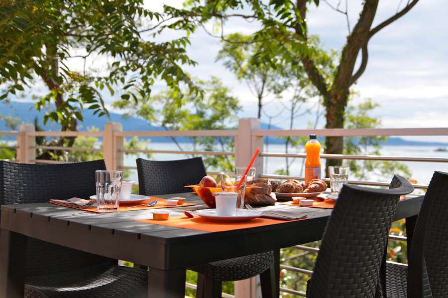 Campingplatz Gardasee mit Mobilheim mit Seeblick und überdachter Terrasse 3