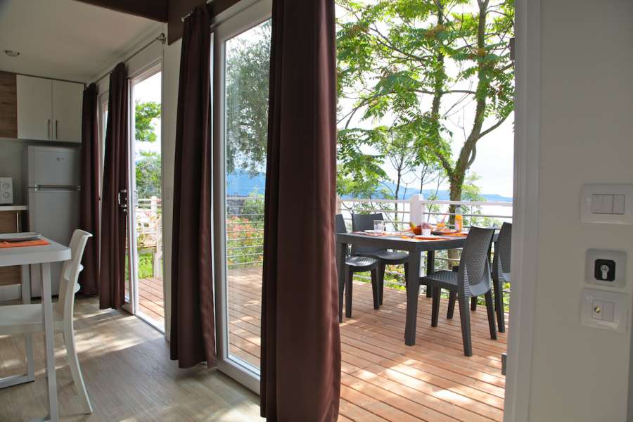 Campingplatz Gardasee mit Mobilheim mit Seeblick und überdachter Terrasse 7