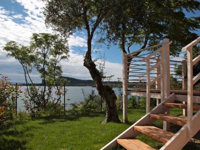 Campingplatz Gardasee mit Mobilheim mit Seeblick und überdachter Terrasse 1