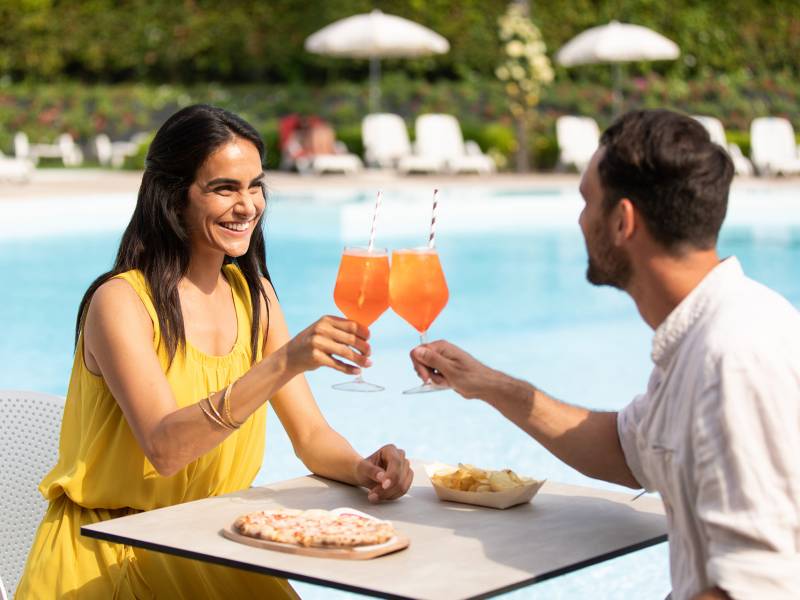 Entspannen und probieren am Pool  Pool-Bar