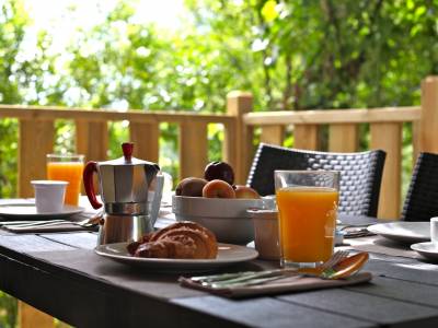 Campingplatz Glamping Gardasee mit Zelt mit Klimaanlage und Privatbad 3