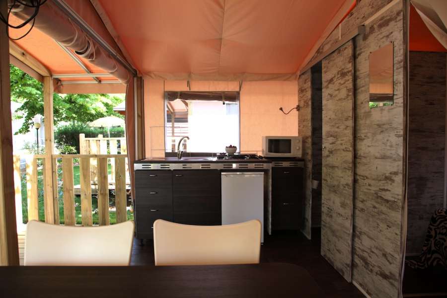 Campingplatz Glamping Gardasee mit Zelt mit Klimaanlage und Privatbad 20