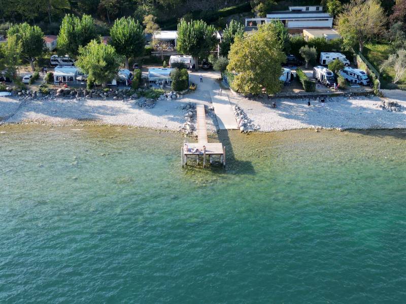 Nur einen Steinwurf vom Wasser entfernt 