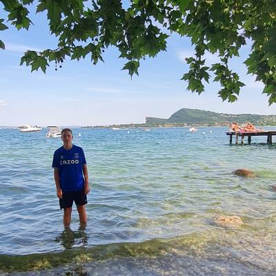 Am See, der Rocca im Hintergrund 