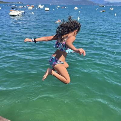 Lia springt von ihrem Lieblingssteg