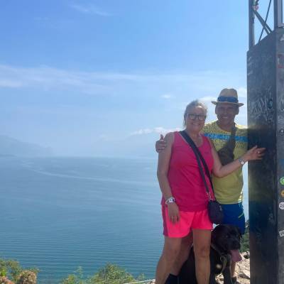 Super schon, und nicht so weit vom Camping weg. 15 Minuten mit Auto. Mit Hund bei dem Wetter super schön.
Beim Aufstieg vom Parkplatz im Dorf sehr viel Schatten bis zur Burgruine.