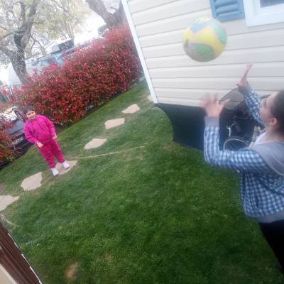 I figli giocano vicino all alloggio