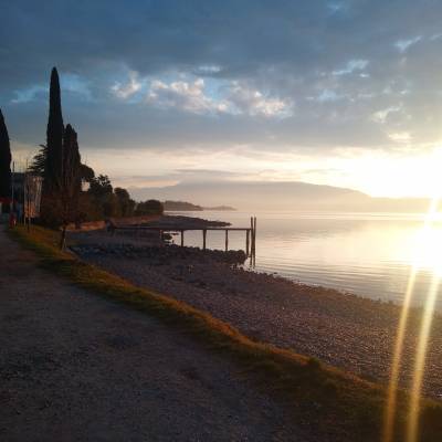 Uscita di sx del campeggio in confronto alla mia casetta di soggiorno