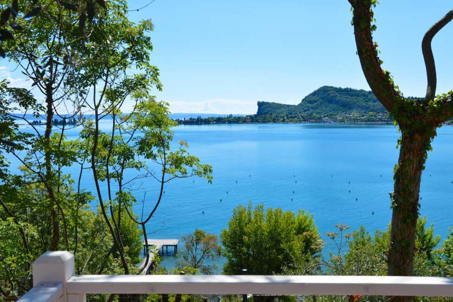 Campingplatz Gardasee mit Mobilheim mit Seeblick und überdachter Terrasse 17
