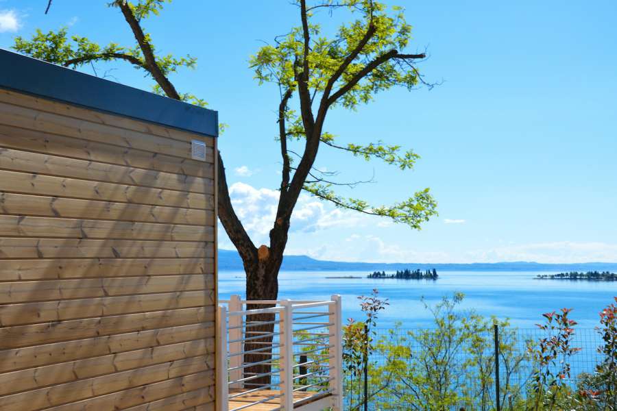 Campingplatz Gardasee mit Mobilheim mit Seeblick und überdachter Terrasse 19